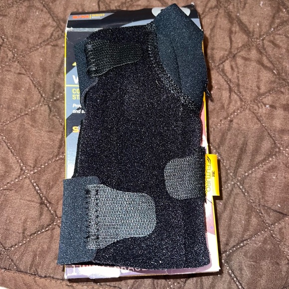 Futuro 3M Compression Stablizing Wrist Brace - Picture 4 of 4